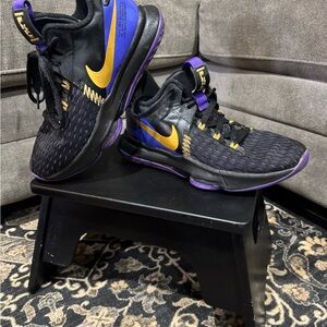 Nike Basketball Shoes Black and Gold Athletic Shoes EXCELLENT CONDITION